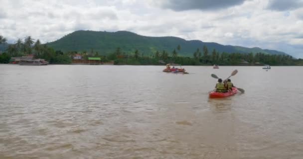 柬埔寨贡布 2022年 年轻人在河上划船 高山上空的云彩作为背景 — 图库视频影像