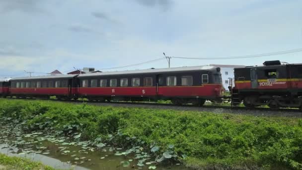 Kampot Kambodža 2022 Letecké Bezpilotní Záběry Osobního Vlaku Projíždějícího Železničním — Stock video