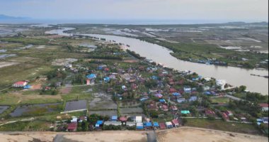 Praek Tuek Chhu Nehri 'nin geriye dönük hava aracı görüntüleri Tayland Körfezi' ne 5 km uzaklıkta. Ön plandaki köy.