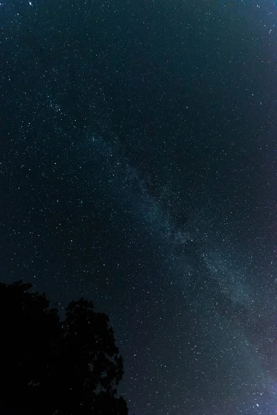 이빛나는 프레임 중앙에 은하를 수있습니다 인류가 — 스톡 사진