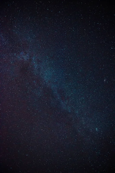Noc Czarne Niebo Oświetlone Gwiazdami Środku Kadru Widać Drogę Mleczną — Zdjęcie stockowe