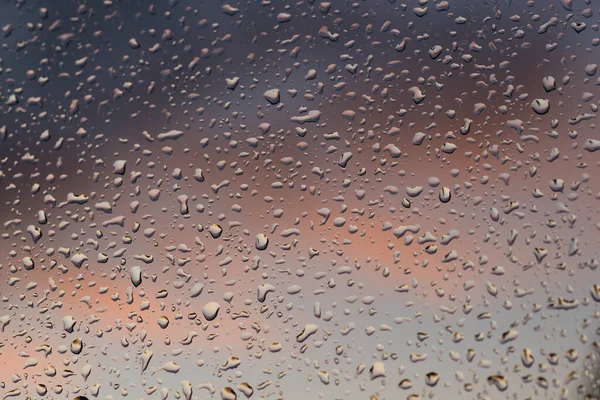 Nach Regen Die Fensterscheibe Ist Außen Mit Wassertropfen Bedeckt Hintergrund — Stockfoto