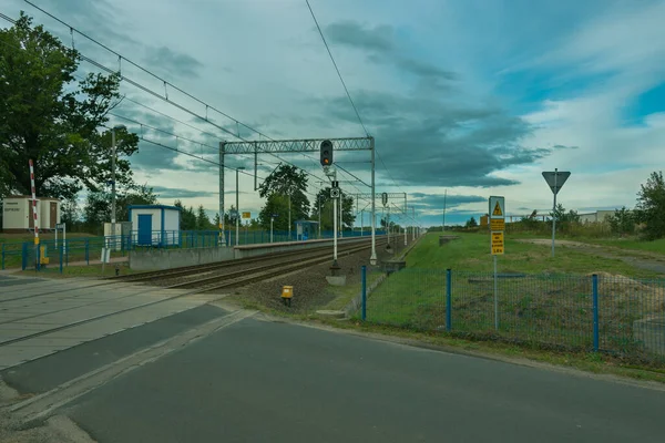 Asphaltierte Straße Die Sich Mit Einer Zweigleisigen Eisenbahnstrecke Mit Elektrischer — Stockfoto