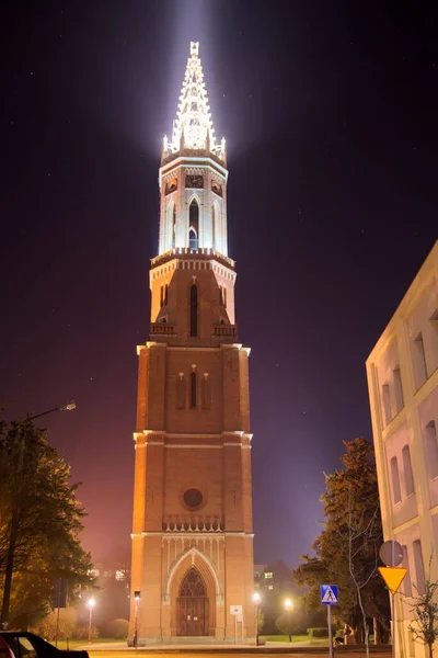 ポーランドのザガンの街の展望塔 それはプロテスタント教会の名残です 夜になると 塔の壁が電灯で照らされます — ストック写真