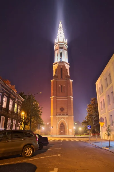 ポーランドのザガンの街の展望塔 それはプロテスタント教会の名残です 夜になると 塔の壁が電灯で照らされます — ストック写真