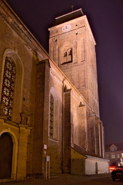 波兰扎根市的一座古老的教堂建筑 教堂的红砖墙壁是用电灯照明的 — 图库照片