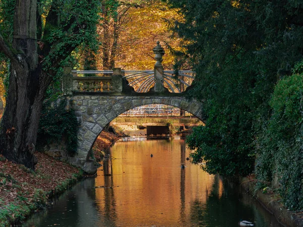 波兰伊洛瓦市的庄园公园 一条狭窄的小河 河上有一座古老的石桥 供傲慢者使用 现在是秋天 — 图库照片