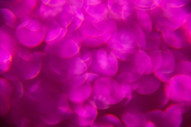 Doku oval mor nesnelerden yaratıldı. Etki, simli yüzeyi odaklanmadan makro ölçekte fotoğraflayarak elde edildi..