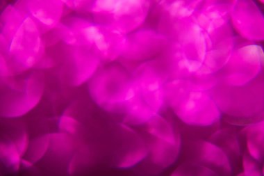 Doku oval mor nesnelerden yaratıldı. Etki, simli yüzeyi odaklanmadan makro ölçekte fotoğraflayarak elde edildi..