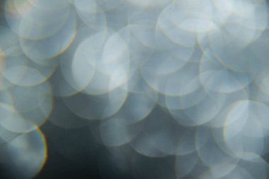 Doku oval gri nesnelerden yaratıldı. Etki, simli yüzeyi odaklanmadan makro ölçekte fotoğraflayarak elde edildi..