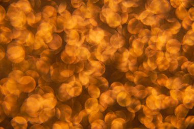 Oval sarı nesnelerden yapılmış doku. Etki, simli yüzeyi odaklanmadan makro ölçekte fotoğraflayarak elde edildi..