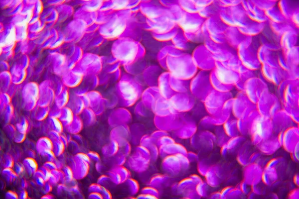 Doku oval mor nesnelerden yaratıldı. Etki, simli yüzeyi odaklanmadan makro ölçekte fotoğraflayarak elde edildi..