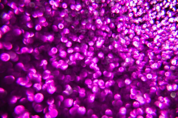 Doku oval mor nesnelerden yaratıldı. Etki, simli yüzeyi odaklanmadan makro ölçekte fotoğraflayarak elde edildi..