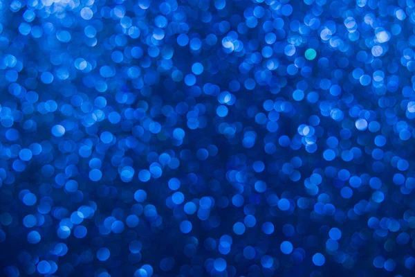 Doku oval mavi nesnelerden yaratıldı. Etki, simli yüzeyi odaklanmadan makro ölçekte fotoğraflayarak elde edildi..