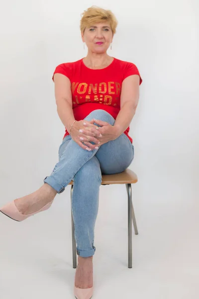 Attraktiv Välformad Medelålders Kvinna Med Kort Blont Hår Klädd Jeans — Stockfoto