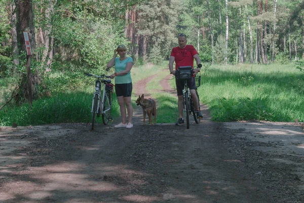 Kobieta Mężczyzna Średnim Wieku Ubrani Letnie Ubrania Wycieczce Rowerowej Zielonego — Zdjęcie stockowe