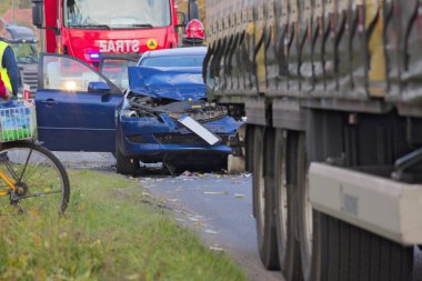 İki yolcu vagonu ve bir kamyonun çarpışma alanı. Kurtarma ekipleri olay yerinde..