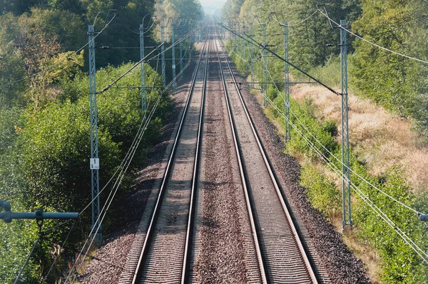 Zwei Parallele Elektrische Zuggleise Von Oben Betrachtet Auf Beiden Seiten — Stockfoto