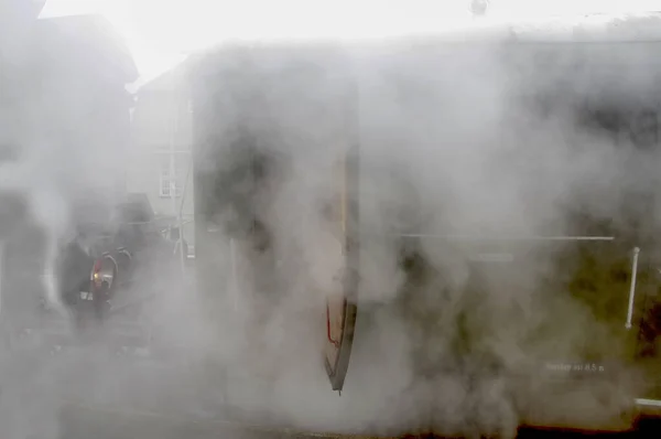 Viejo Vagón Verde Pasajeros Tirado Por Una Máquina Vapor Dejando — Foto de Stock