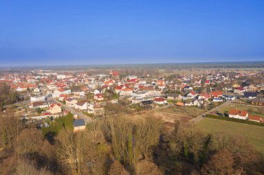 Büyük bir tepeden yapılmış, küçük bir taşra kasabasının insansız hava aracı kullanarak manzarası..
