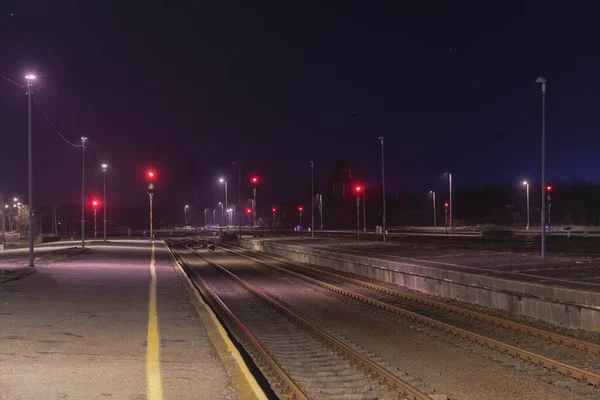 Железнодорожный Вокзал Железнодорожные Платформы Ночью Освещаемые Электрическими Фонарями Можете Видеть — стоковое фото