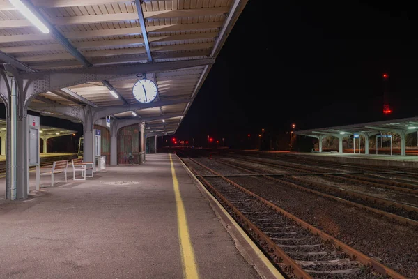 Tren Istasyonu Gece Demiryolu Platformları Elektrik Fenerleriyle Aydınlatılıyor Bulutsuz Gökyüzünde — Stok fotoğraf