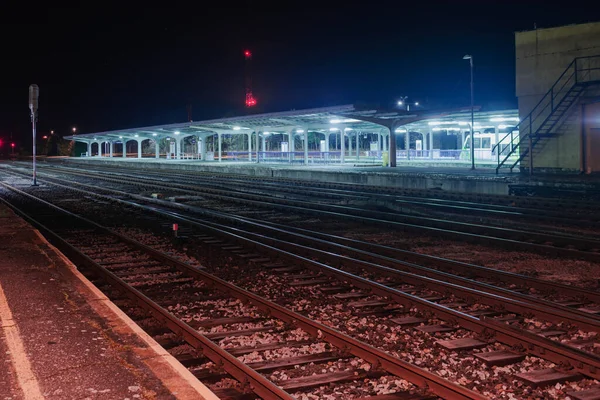 Железнодорожный Вокзал Железнодорожные Платформы Ночью Освещаемые Электрическими Фонарями Можете Видеть — стоковое фото