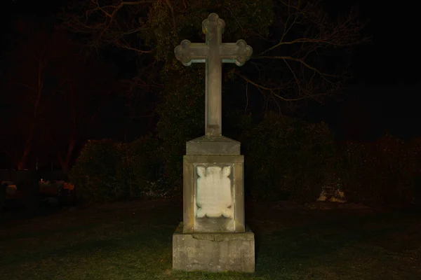Escuridão Noite Cemitério Entre Quais Você Pode Ver Uma Pedra — Fotografia de Stock