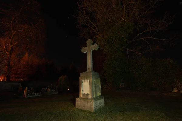 Тьма Ночи Кладбище Среди Которой Можно Увидеть Каменный Старый Исторический — стоковое фото