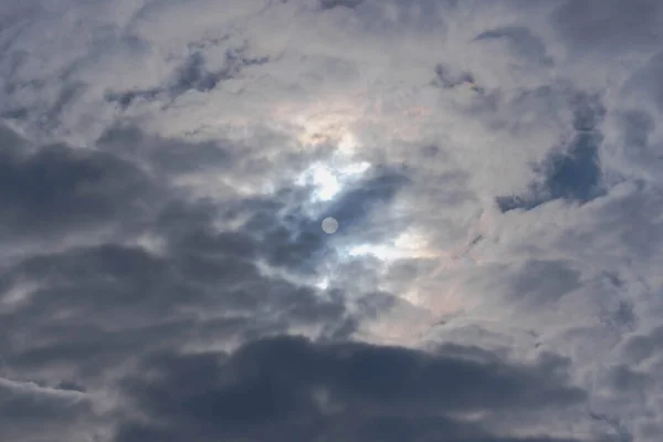Céu Está Completamente Nublado Coberto Com Uma Fina Camada Nuvens — Fotografia de Stock