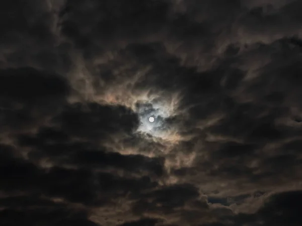Cielo Está Completamente Nublado Cubierto Con Una Fina Capa Nubes — Foto de Stock