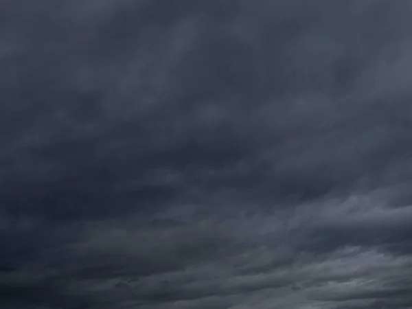 Jelas Langit Mendung Gelap Awan Jahat Biru Tua Dalam Warna — Stok Foto