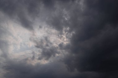 Yeşil çayırlar ve tarım arazileriyle kaplı uçsuz bucaksız bir ova. Uzakta ağaçlar var. Zirvede, gökyüzü fırtınanın habercisi olan karanlık ve uğursuz bulutlarla kaplı..