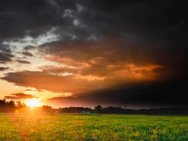 Gökyüzü karanlık ve uğursuz bulutlarla kaplı. Akşam oldu. Batıda, gökyüzü açık, kırmızı bir güneş ışığı yolu geçiyor..