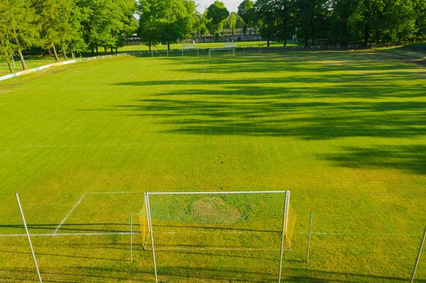 Bir Taşra Stadyumu Merkezde Çimlerle Kaplı Bir Futbol Sahası Koşu — Stok fotoğraf