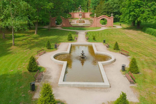 ポーランド西部のイロワ市のマナーパーク 公園の噴水 月の門と呼ばれるレンガの壁を見ることができます ドローンからの眺め — ストック写真