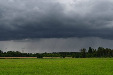 Gökyüzü karanlık ve uğursuz bulutlarla kaplı. Şiddetli yağış ve şiddetli hava olaylarının habercisidirler..