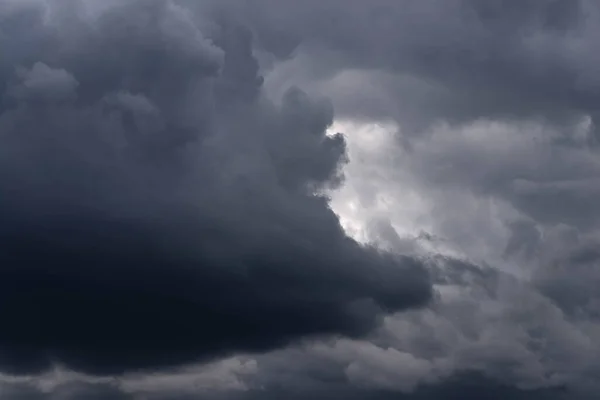 Langit Ditutupi Dengan Gelap Awan Menyenangkan Mereka Pemberita Awal Curah — Stok Foto