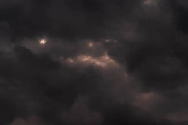 Der Himmel Ist Von Dunklen Bedrohlichen Wolken Bedeckt Sie Kündigen — Stockfoto