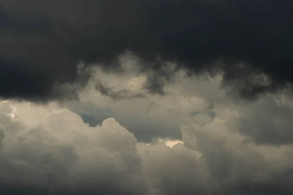 Langit Ditutupi Dengan Gelap Awan Menyenangkan Mereka Pemberita Awal Curah — Stok Foto