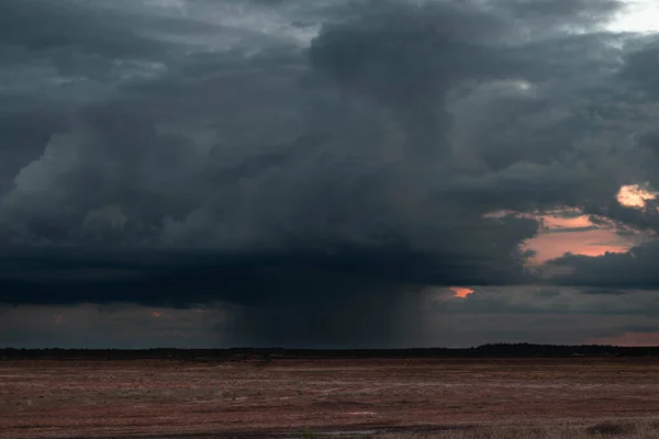 Tempestade Que Vem Com Chuva Caindo Distância Uma Planície Vasta — Fotografia de Stock