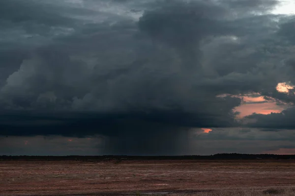 Tempête Venir Avec Pluie Tombant Distant Une Vaste Plaine Loin — Photo