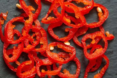 Siyah taş desenli doğranmış kırmızı biber, makro shot.