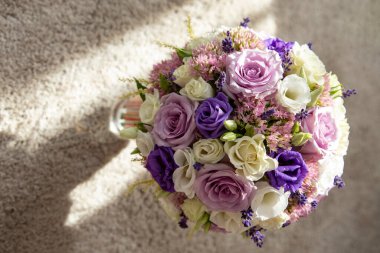 Gelinin buketi mavi, pembe, beyaz ve yeşil güller ve lavantalı. 