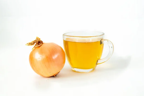 Zwiebeln Und Eine Transparente Tasse Tee Isoliert Auf Weiß — Stockfoto