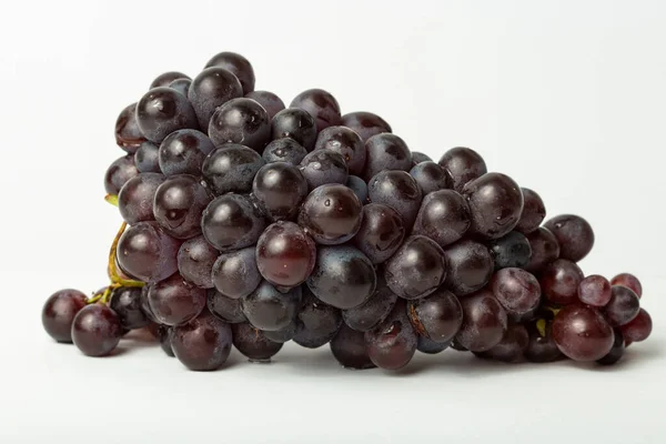 Bando Uvas Orgânicas Azul Pretas Isoladas Sobre Fundo Branco — Fotografia de Stock