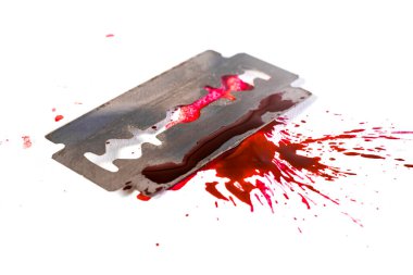 Tıraş bıçağı, kan sıçraması ve kan damlaları, beyaz, seçici odak makrosu üzerinde izole. intihar kavramı