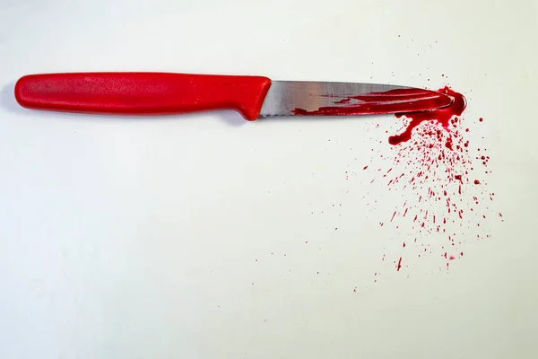 Kan bulaşmış bir bıçak, cinayet silahı konsepti, kan sıçraması, beyaza izole edilmiş.