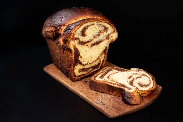 Rumunský Sladký Chléb Cozonac Plněný Ořechy Čokoládou Dřevěné Desce Izolováno — Stock fotografie