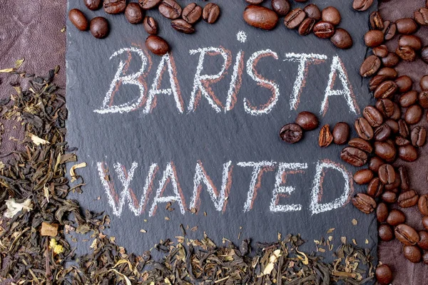 Barista kahve çekirdekleri ve yeşil yasemin çay yapraklarıyla çevrili siyah taş bir fayansa tebeşirle yazılmasını istedi.